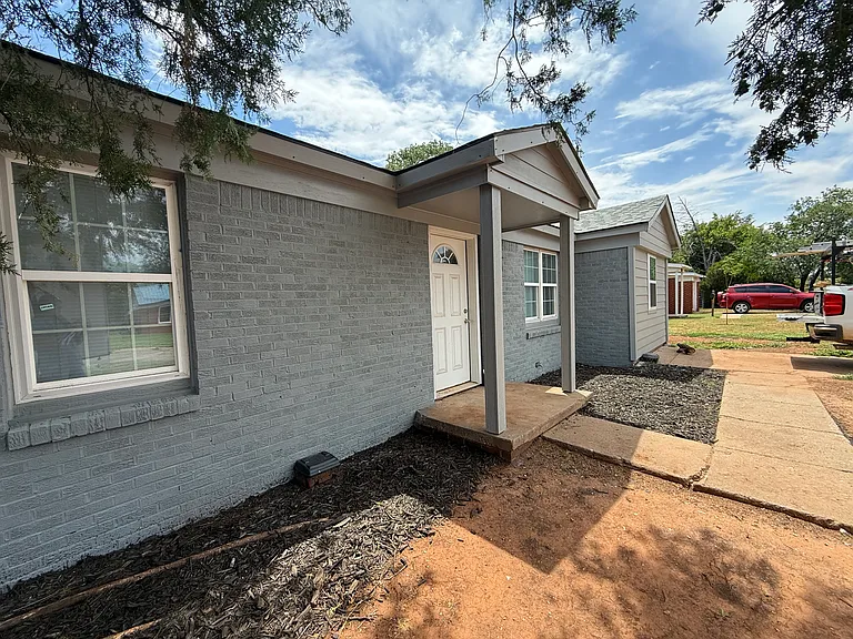 1324 E Oakhurst St — Photo 2