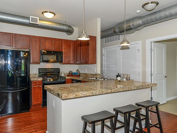 Great countertops & cabinets