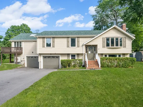 9 Oak Dr, Plainville, MA 02762
