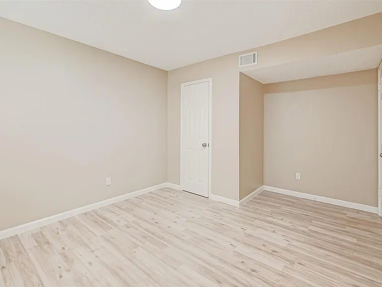 2302 Brook View Ln — Photo 22