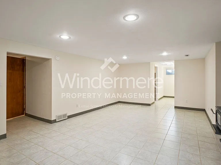 10435 N Iroquois Ct — Photo 24