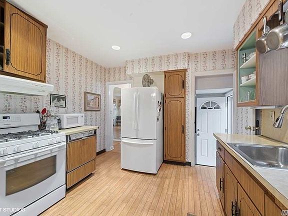 4th image of 24 Crimson Ave S