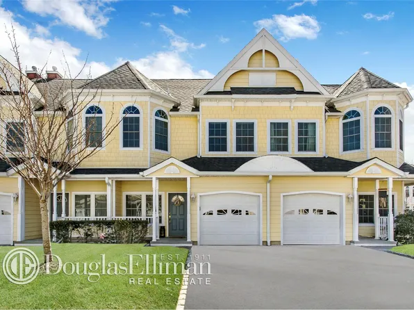 205 Emily Dr, Patchogue, NY 11772