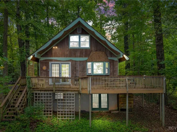 1243 N Lakeshore Dr, Louisa, VA 23093
