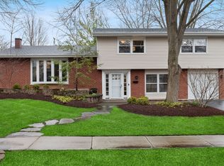 150 Blueberry Rd, Libertyville, IL 60048