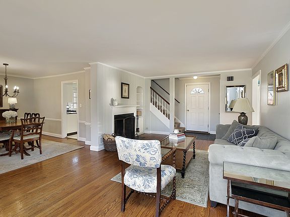 3rd image of 1130 Blackthorn Ln