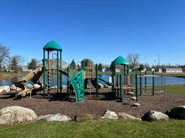 10 Hummingbird Dr, Lake Orion, MI