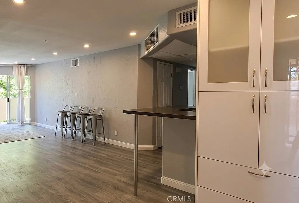 2 bed, 1122 sqft, $3,000 — Photo 3
