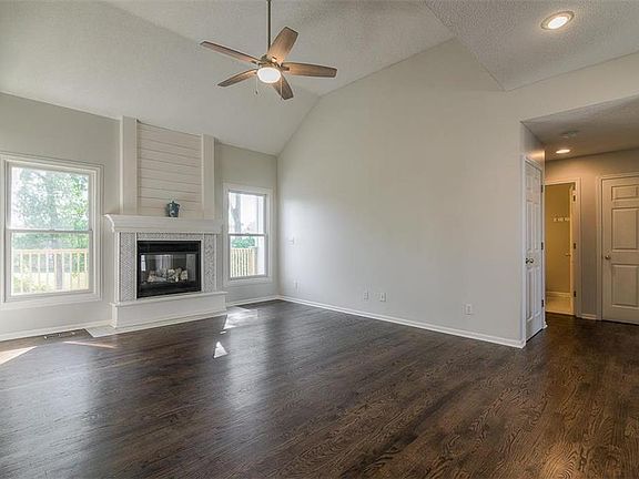 5th image of 2205 Hidden Valley Dr