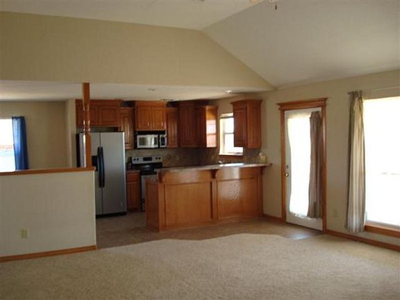 3rd image of 104 NE Deerfield Dr
