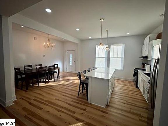 4th image of 200 Spring St