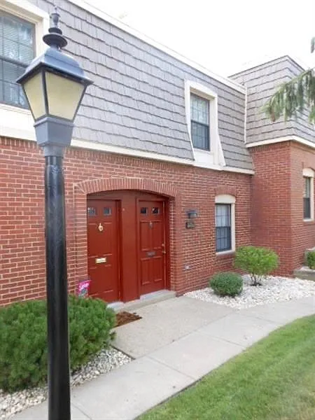 676 Carriage Cir photo 1