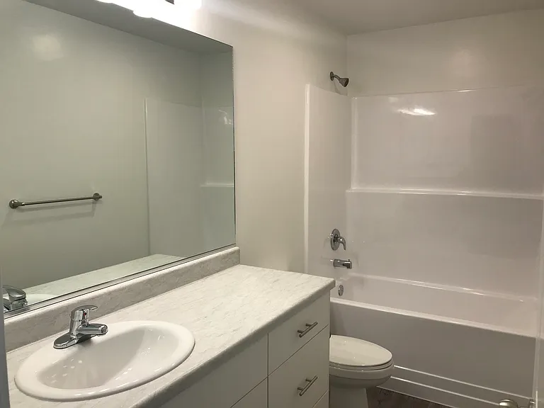 421 W 40 S — Photo 7