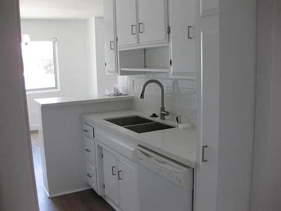 5th image of 1047 S Shenandoah St APT 304