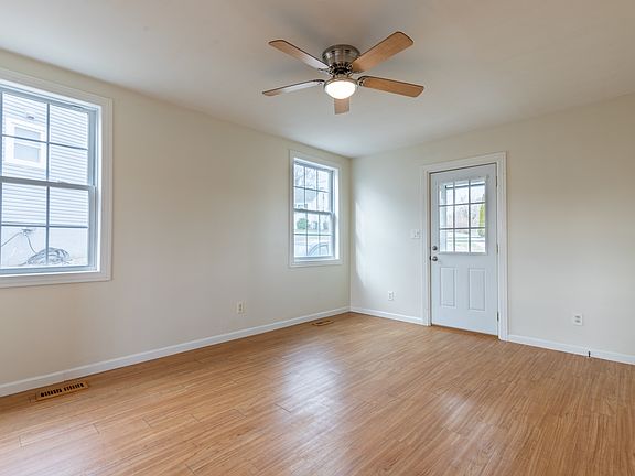 5th image of 107 Polk St