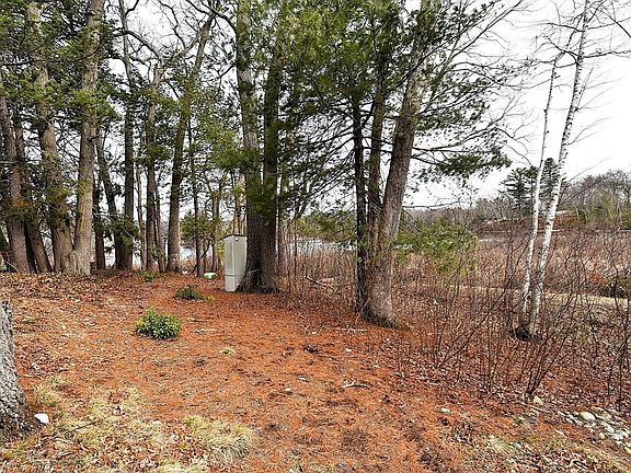 4th image of 16 Black Point Rd