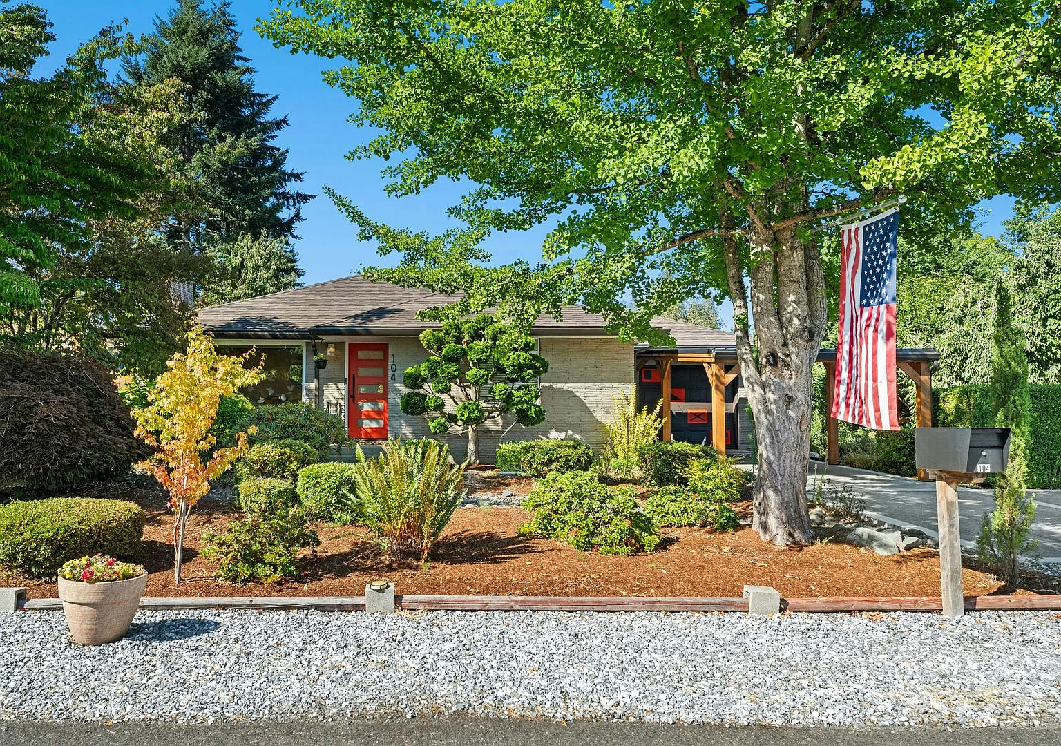Beautiful Mid-Century Burien Home available for lease — Photo 3