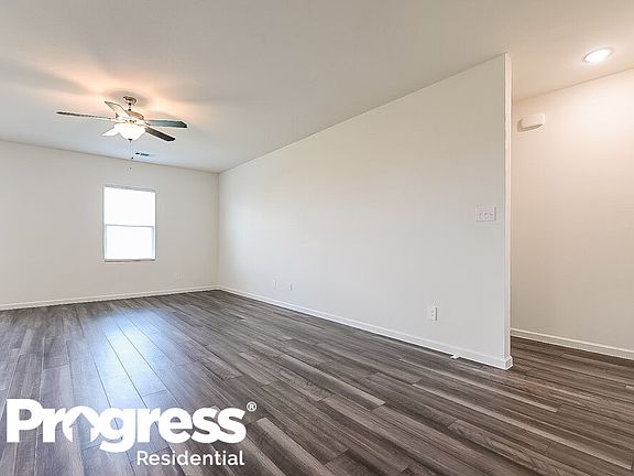 3rd image of 788 Oakhurst Dr