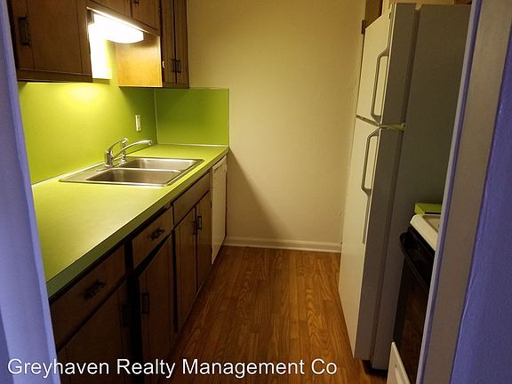 4th image of 305 Valley View Dr APT 18