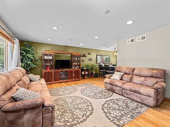 4th image of 476 Belle Plaine Ave