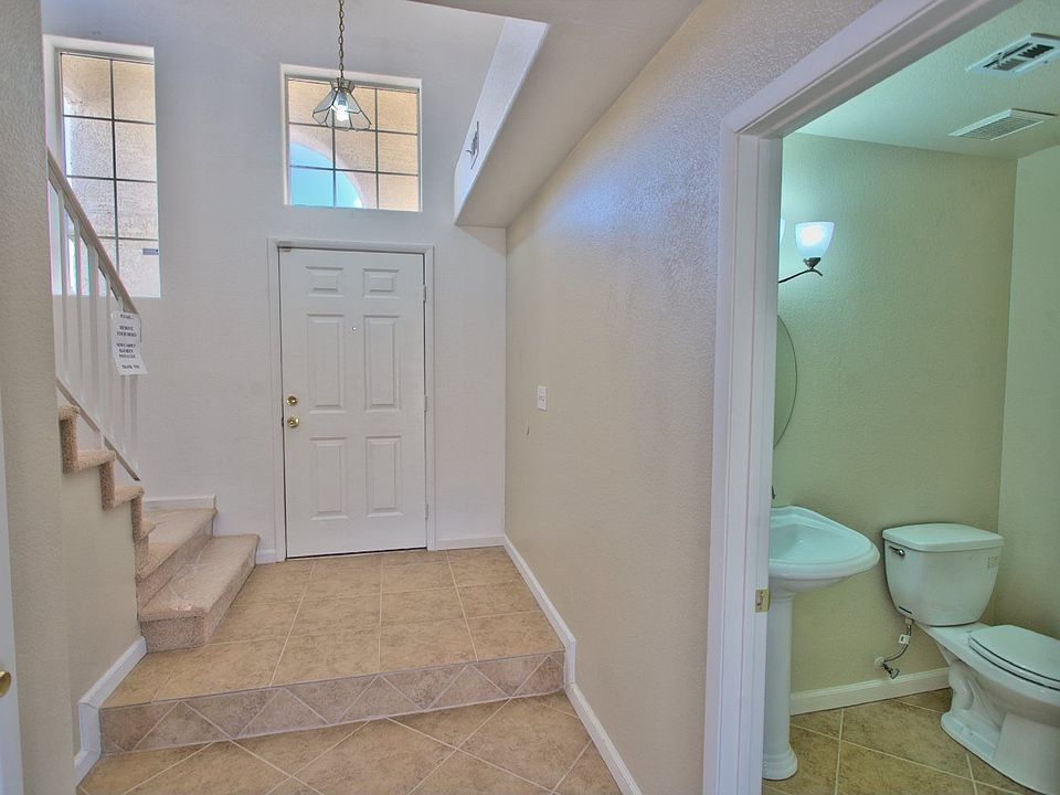 Entrance & bathroom