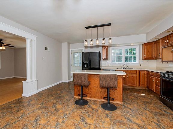 5th image of 626 Claregood Ln