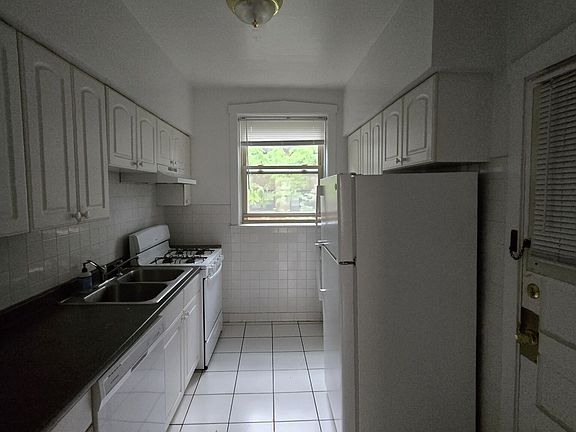 2nd image of 828 Reba Pl APT 3S