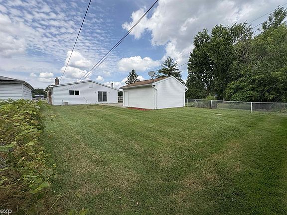 4th image of 22024 Evergreen St