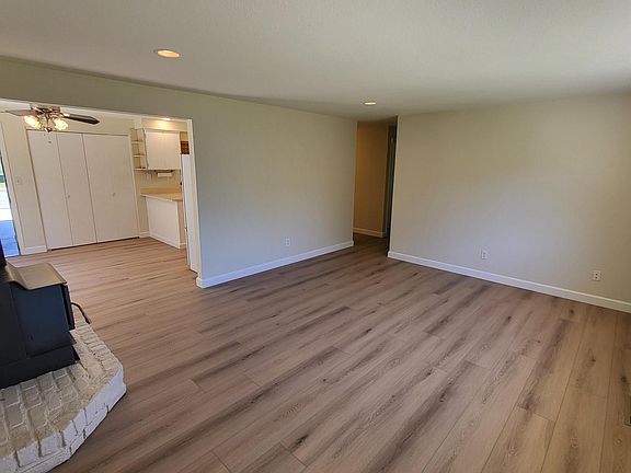 3rd image of 1537 Pullman Dr
