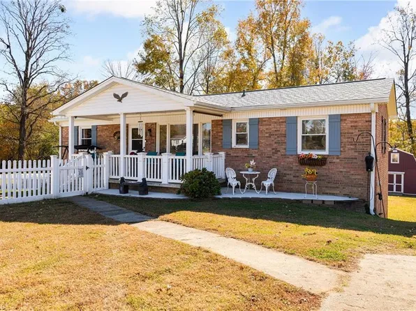 1 N Forrest Dr, Thomasville, NC 27360