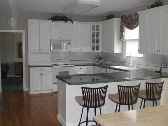 Open Kitchen w/wood floors