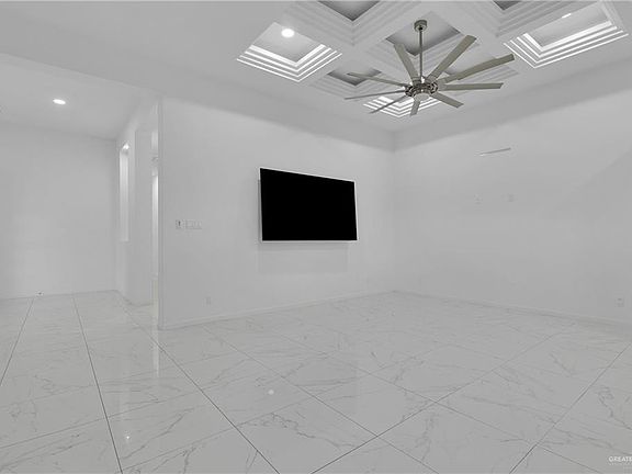 3rd image of 1408 E Maximum Dr