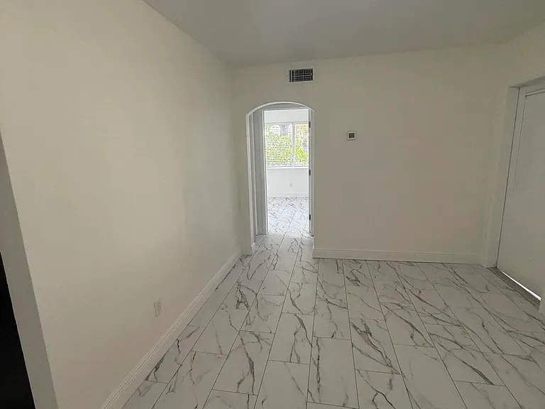 12 N B St — Photo 4