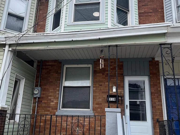 318 Powell St — Photo 1
