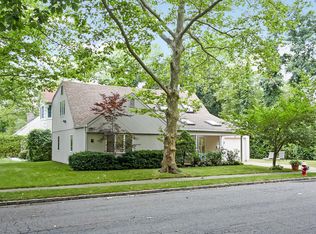 30 Duxbury Rd, Great Neck, NY 11023