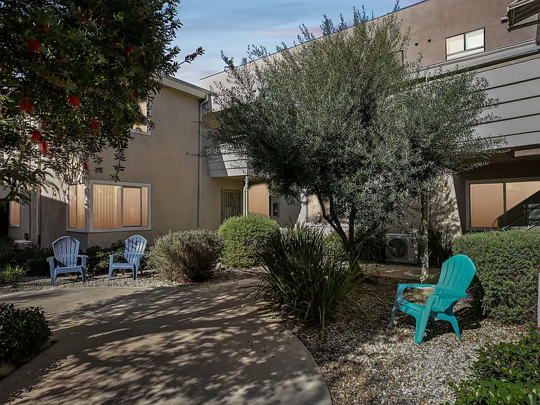 Secure, Stylish Property Near Leimert Park & Baldwin Hills — Photo 8