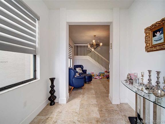 4th image of 808 NE 193rd Ter