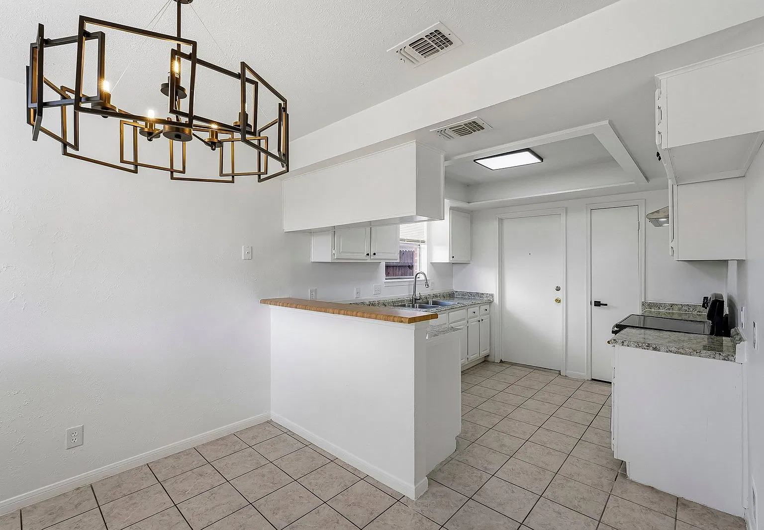 3 bed, 2.0 bath, 1383 sqft, $1,749 — Photo 2