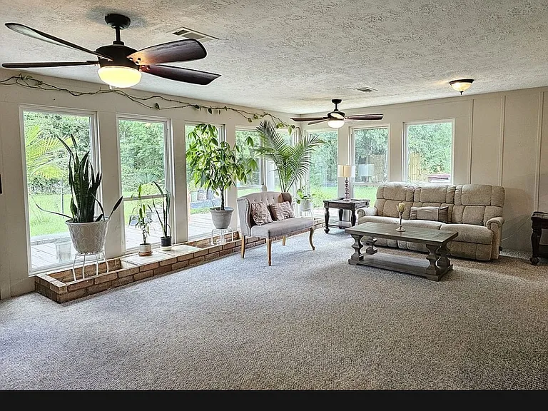 990 Evergreen Ln — Photo 3