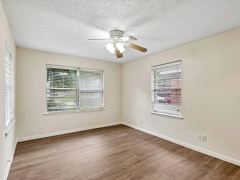 6401 Rowan Ln — Photo 15