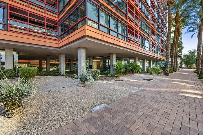 2 bed, 2.5 bath, 2456 sqft, $6,350 — Photo 2