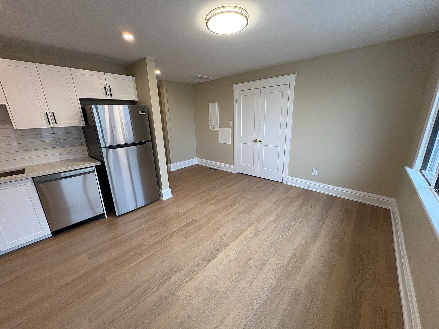 Fully Renovated 2 Bedroom Unit — Photo 3