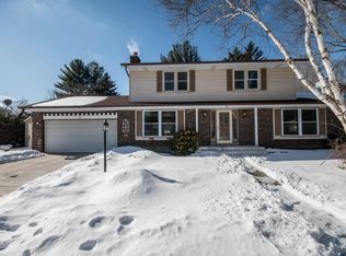 818 Minaka Dr, Waukesha, WI 53188