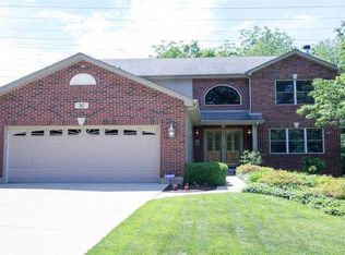 30 Chestnut Ct, Elgin, IL 60120