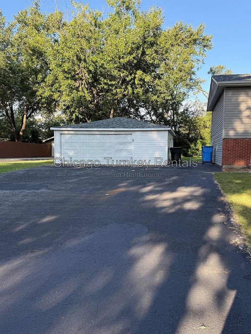 5 bed, 2.0 bath, 1800 sqft, $2,600 — Photo 4