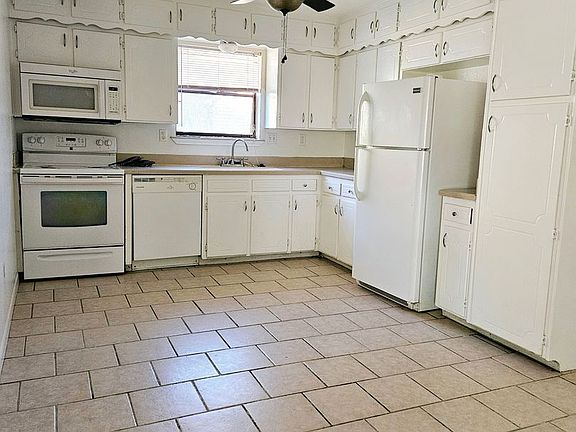 3rd image of 2104 Spicewood Dr