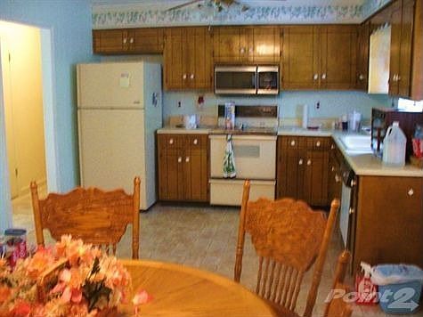 Good-Sized Kitchen, Appliances Stay