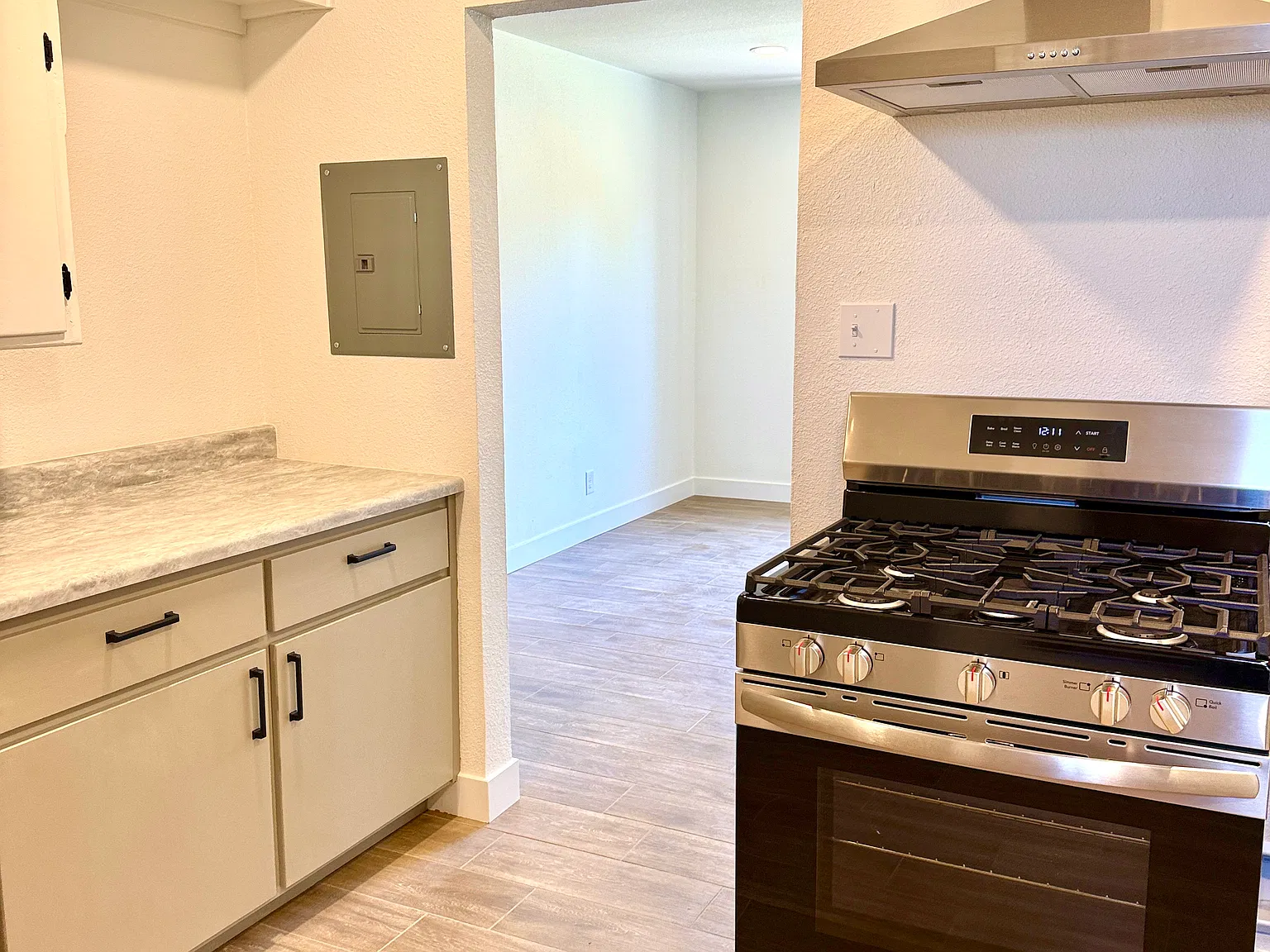 2 bed, 750 sqft, $1,350 — Photo 2