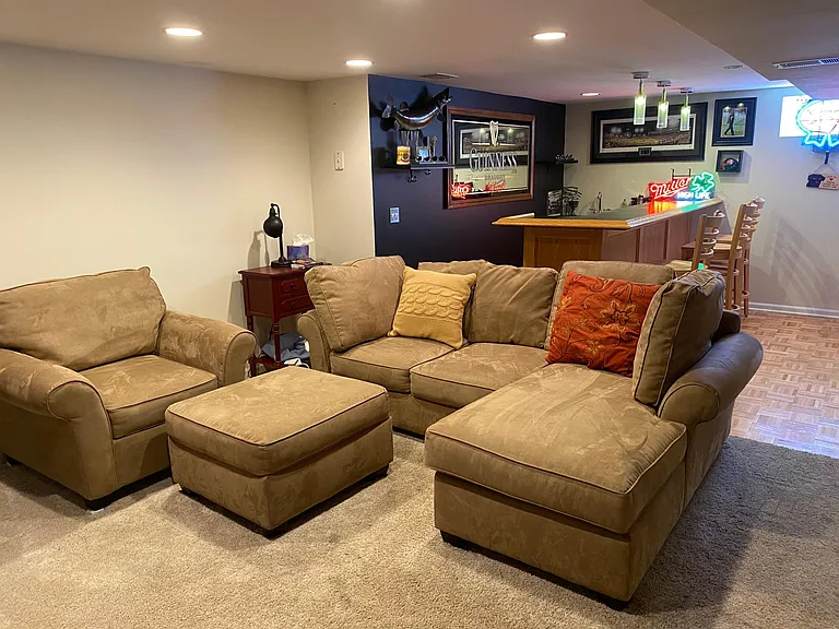 Basement Lounge w /Big screen TV