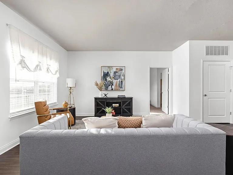 Union Club Apartments — Photo 8